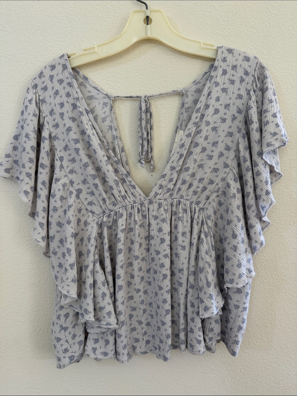 Millibon Light Gray Floral V-Neck Flutter Sleeve Top